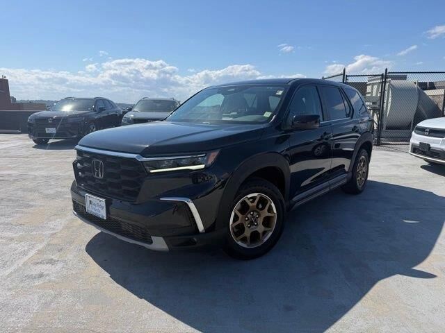 2023 Honda Pilot EX-L w/Rear Captain's Chairs — photo 1 of 1