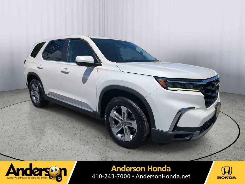 2023 Honda Pilot EX-L w/Rear Captain's Chairs — photo 1 of 13