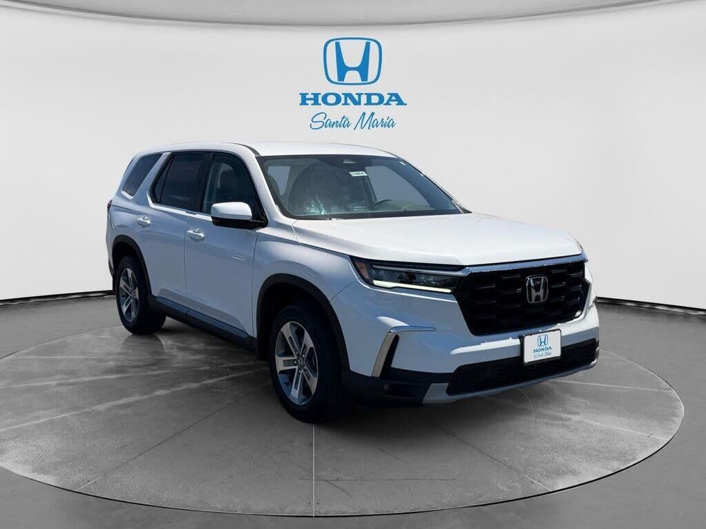 2023 Honda Pilot EX-L w/Rear Captain's Chairs — photo 1 of 1