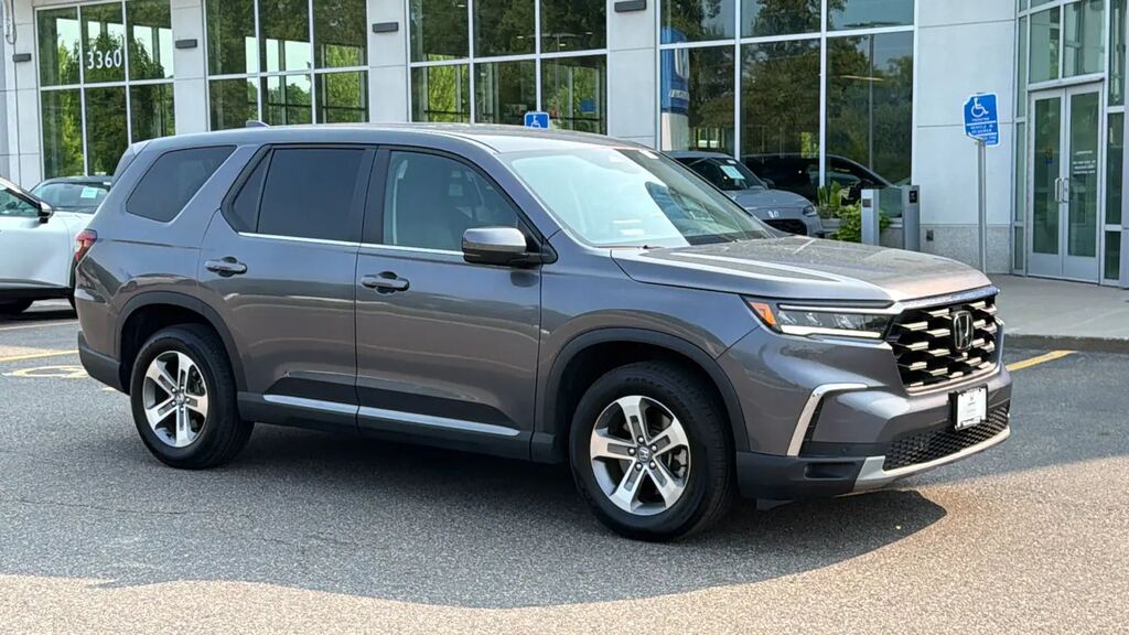 2024 Honda Pilot EX-L w/Rear Captain's Chairs — photo 1 of 13