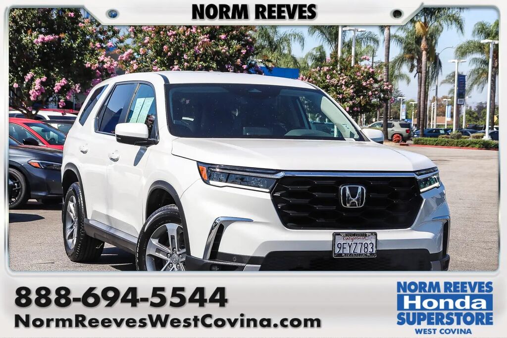 2023 Honda Pilot EX-L w/Rear Captain's Chairs — photo 1 of 11