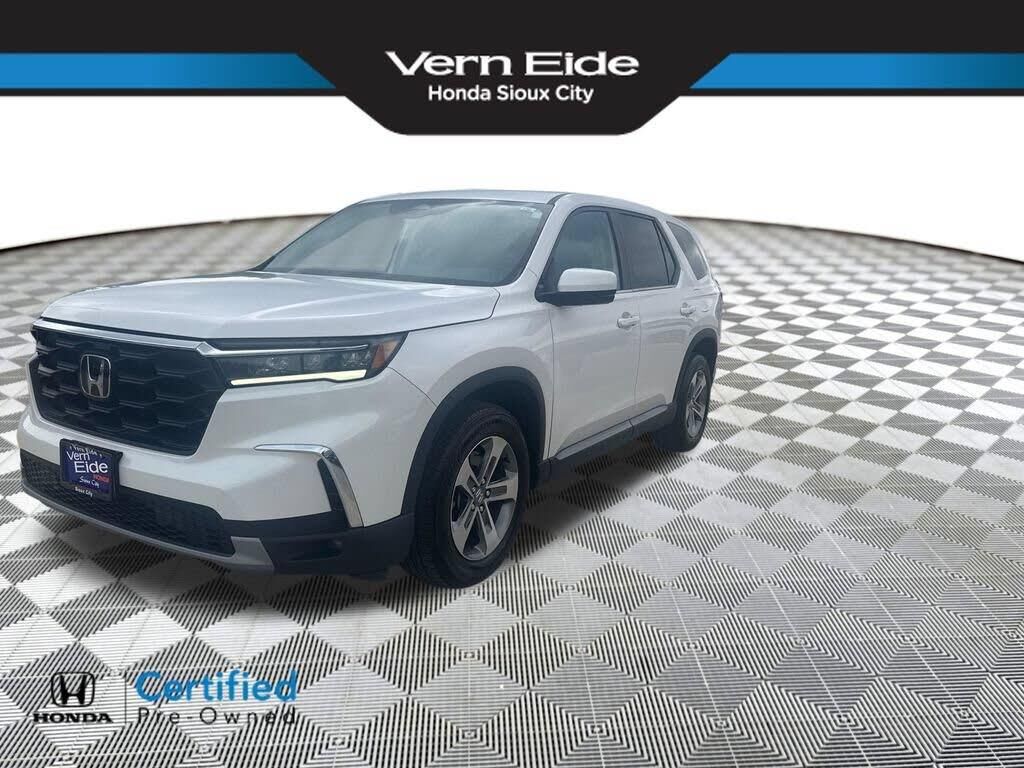 2023 Honda Pilot EX-L w/Rear Captain's Chairs — photo 1 of 2