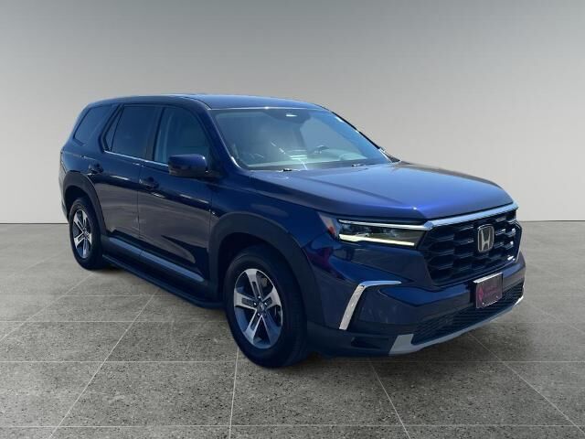 2023 Honda Pilot EX-L w/Rear Captain's Chairs