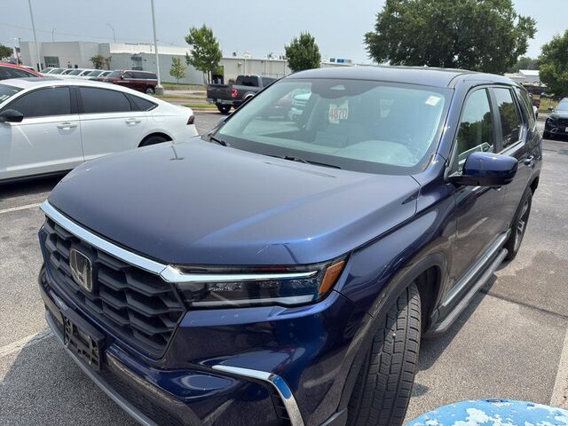 2023 Honda Pilot EX-L w/Rear Captain's Chairs