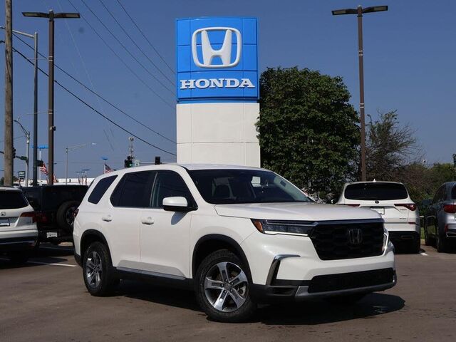 2023 Honda Pilot EX-L w/Rear Captain's Chairs — photo 1 of 1