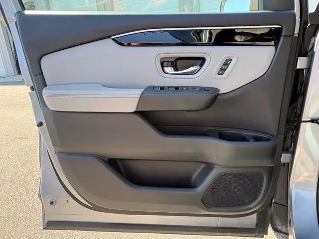 2023 Honda Pilot EX-L w/Rear Captain's Chairs