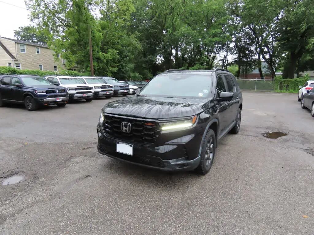 2023 Honda Pilot TrailSport — photo 1 of 26