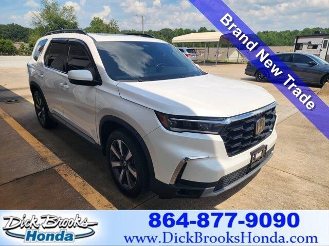 2025 Honda Pilot Touring — photo 1 of 10