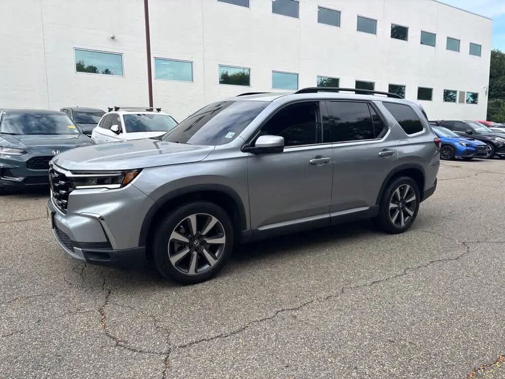 2024 Honda Pilot Touring — photo 1 of 13