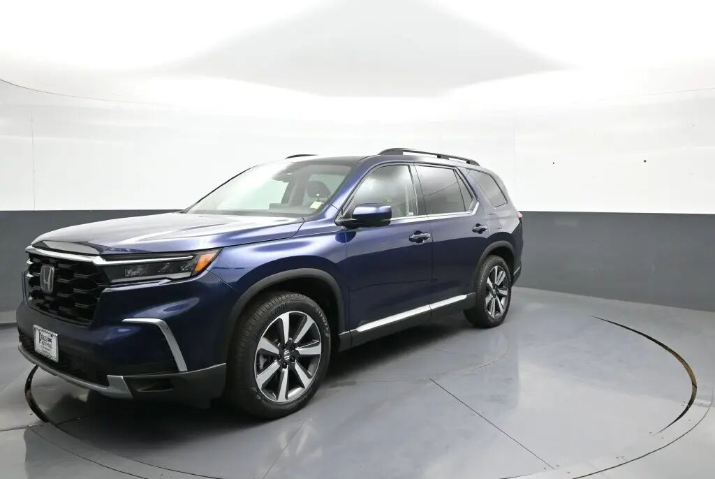 2025 Honda Pilot Touring — photo 1 of 13