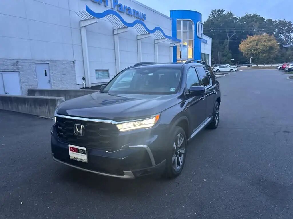 2025 Honda Pilot Touring — photo 1 of 13