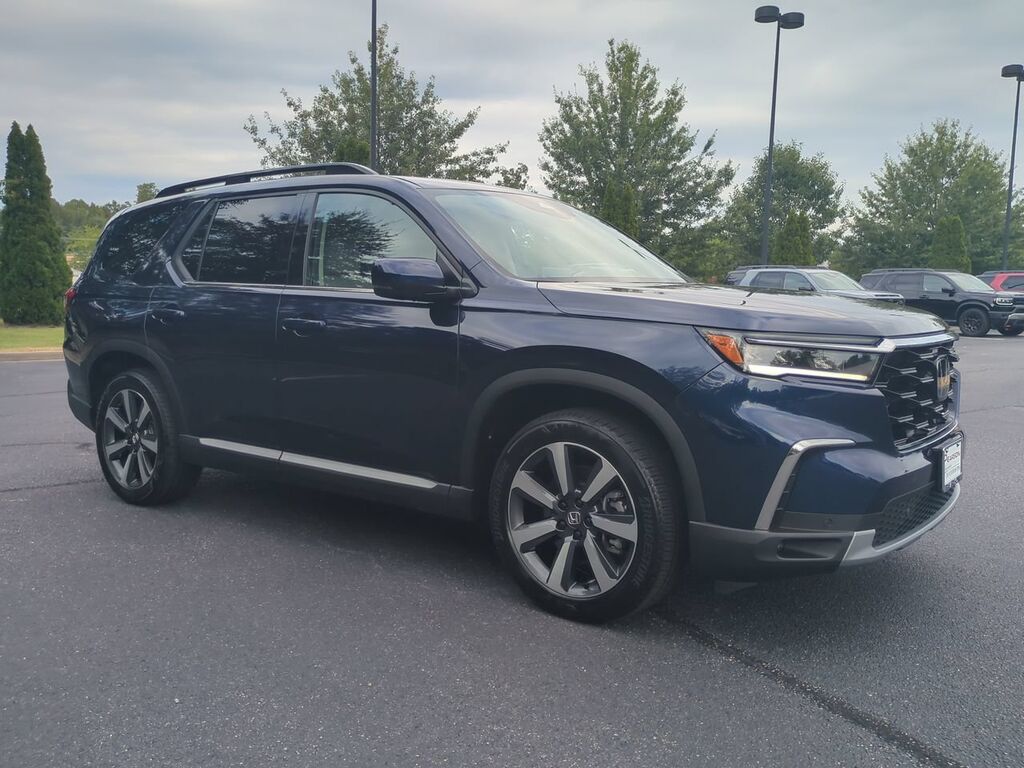 2025 Honda Pilot AWD Touring — photo 1 of 7
