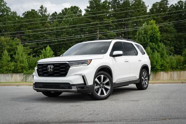 2023 Honda Pilot Touring — photo 1 of 13