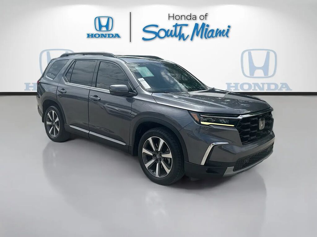 2023 Honda Pilot Touring — photo 1 of 13