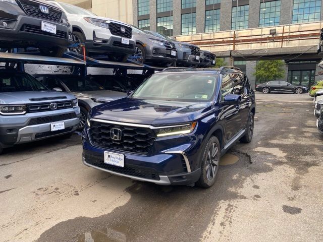 2025 Honda Pilot AWD Touring — photo 1 of 7