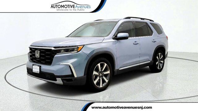2023 Honda Pilot Touring — photo 1 of 13