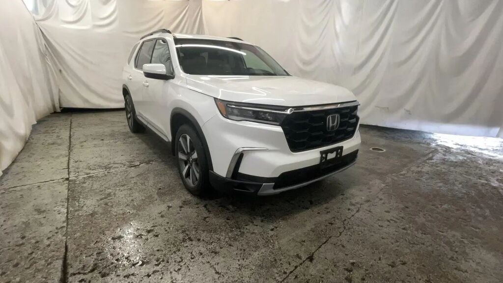 2023 Honda Pilot Touring — photo 1 of 13