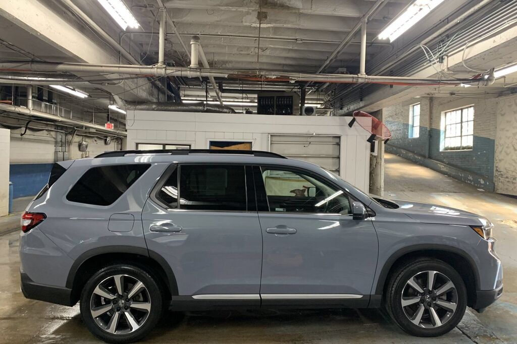 2023 Honda Pilot AWD TRG — photo 1 of 3