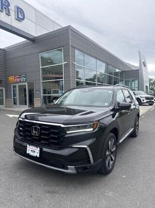 2023 Honda Pilot Touring — photo 1 of 25