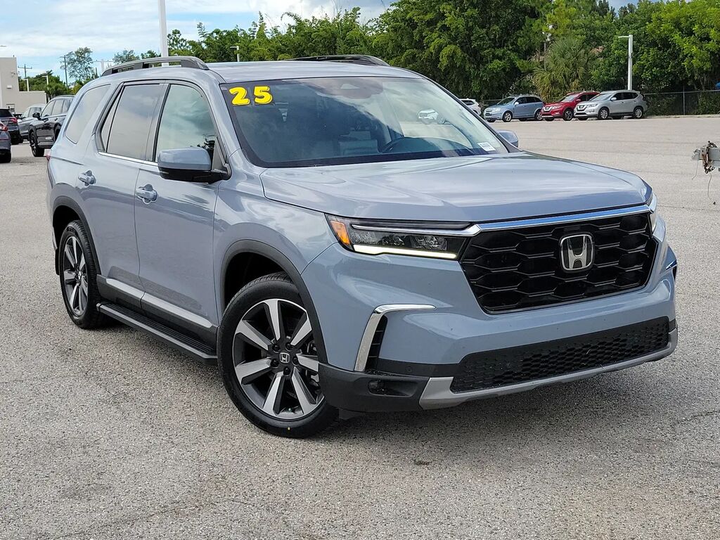 2025 Honda Pilot Touring — photo 1 of 13
