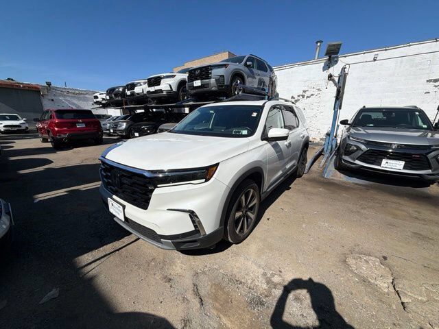 2023 Honda Pilot AWD TRG — photo 1 of 7