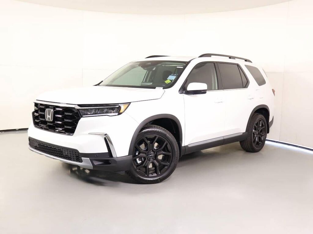 2025 Honda Pilot Touring — photo 1 of 13