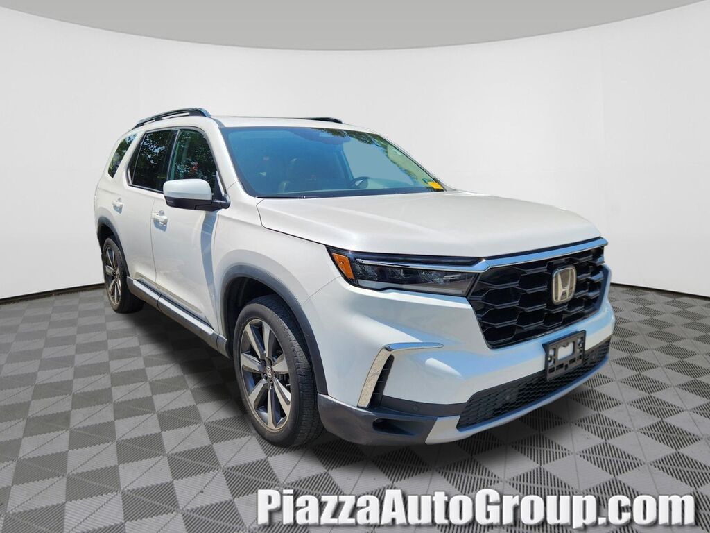 2023 Honda Pilot Touring — photo 1 of 18