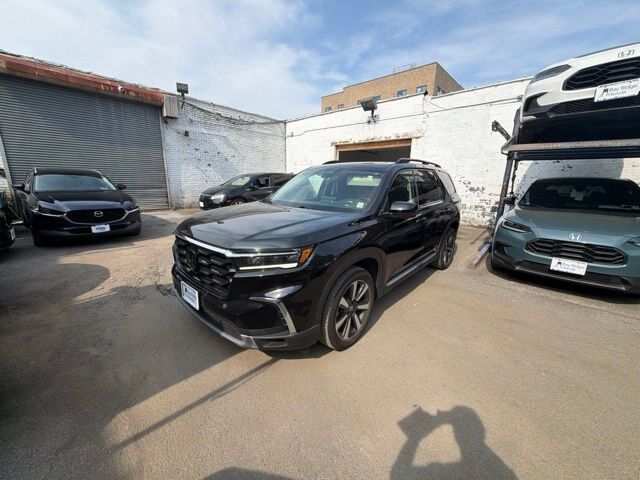 2023 Honda Pilot AWD TRG — photo 1 of 7