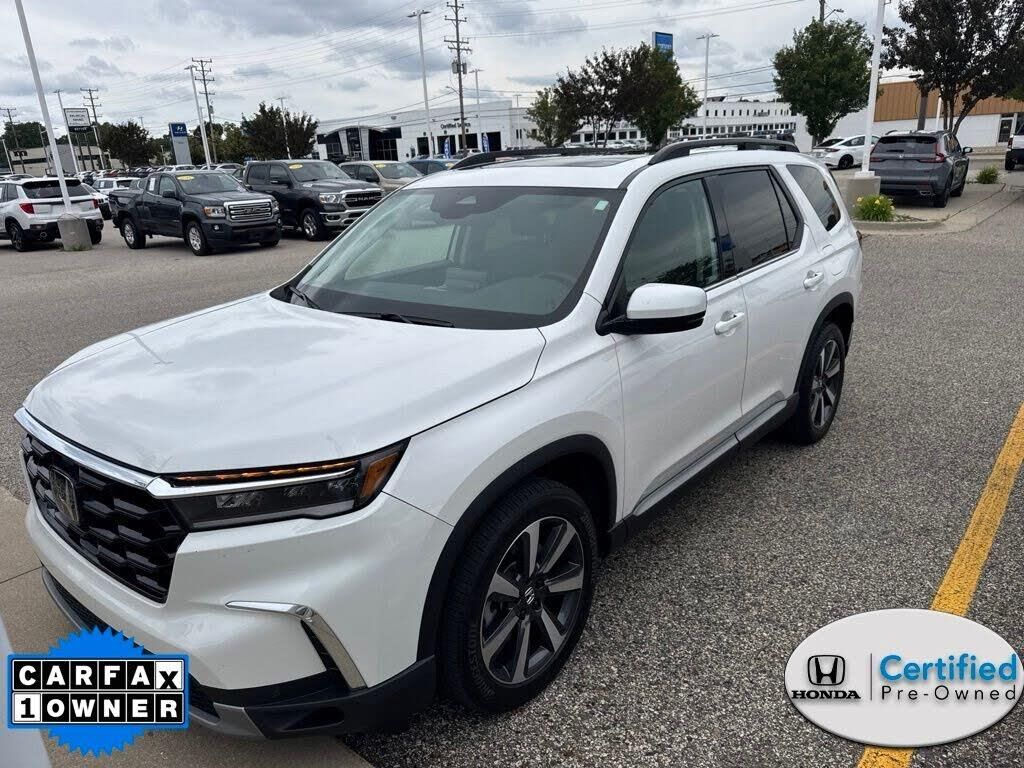 2023 Honda Pilot Touring — photo 1 of 1