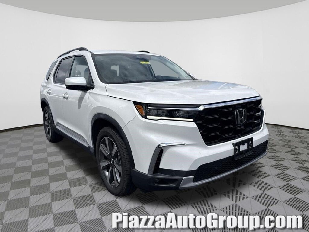2025 Honda Pilot Touring — photo 1 of 8