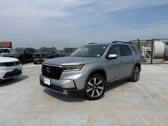 2023 Honda Pilot AWD TRG — photo 1 of 7