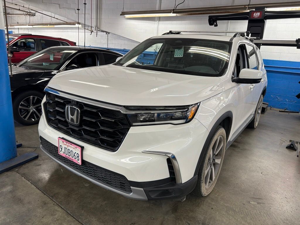2023 Honda Pilot AWD ELITE — photo 1 of 1