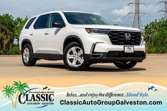 2023 Honda Pilot LX — photo 1 of 9
