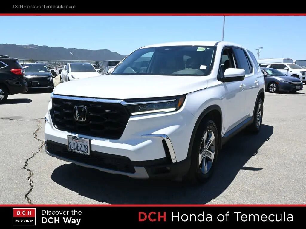 2024 Honda Pilot EX-L w/Rear Captain's Chairs — photo 1 of 13