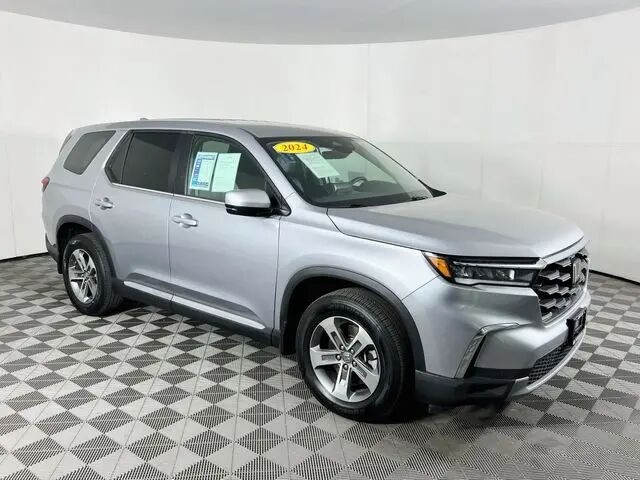 2024 Honda Pilot EX-L w/Rear Captain's Chairs — photo 1 of 13
