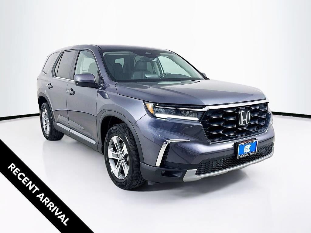 2024 Honda Pilot EX-L w/Rear Captain's Chairs — photo 1 of 7