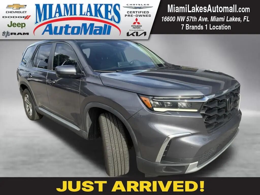 2024 Honda Pilot EX-L w/Rear Captain's Chairs — photo 1 of 16