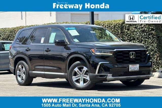 2023 Honda Pilot EX-L w/Rear Captain's Chairs