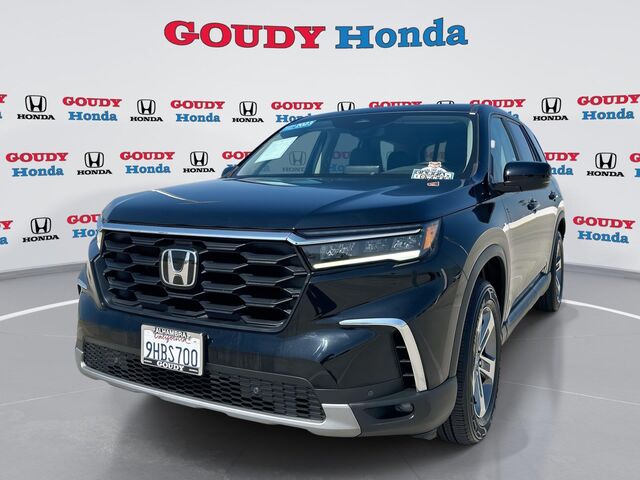 2023 Honda Pilot EX-L w/Rear Captain's Chairs