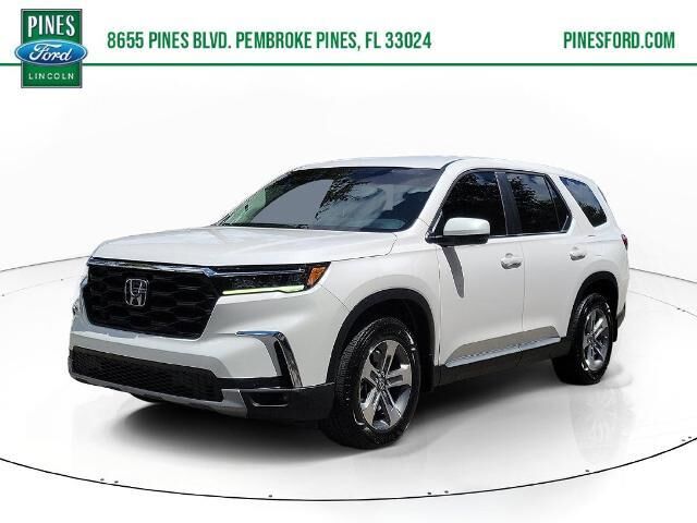 2023 Honda Pilot EX-L w/Rear Captain's Chairs