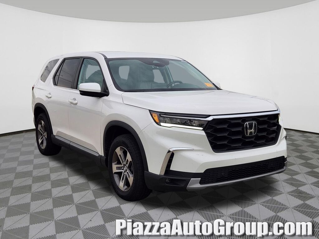 2024 Honda Pilot EX-L w/Rear Captain's Chairs — photo 1 of 10