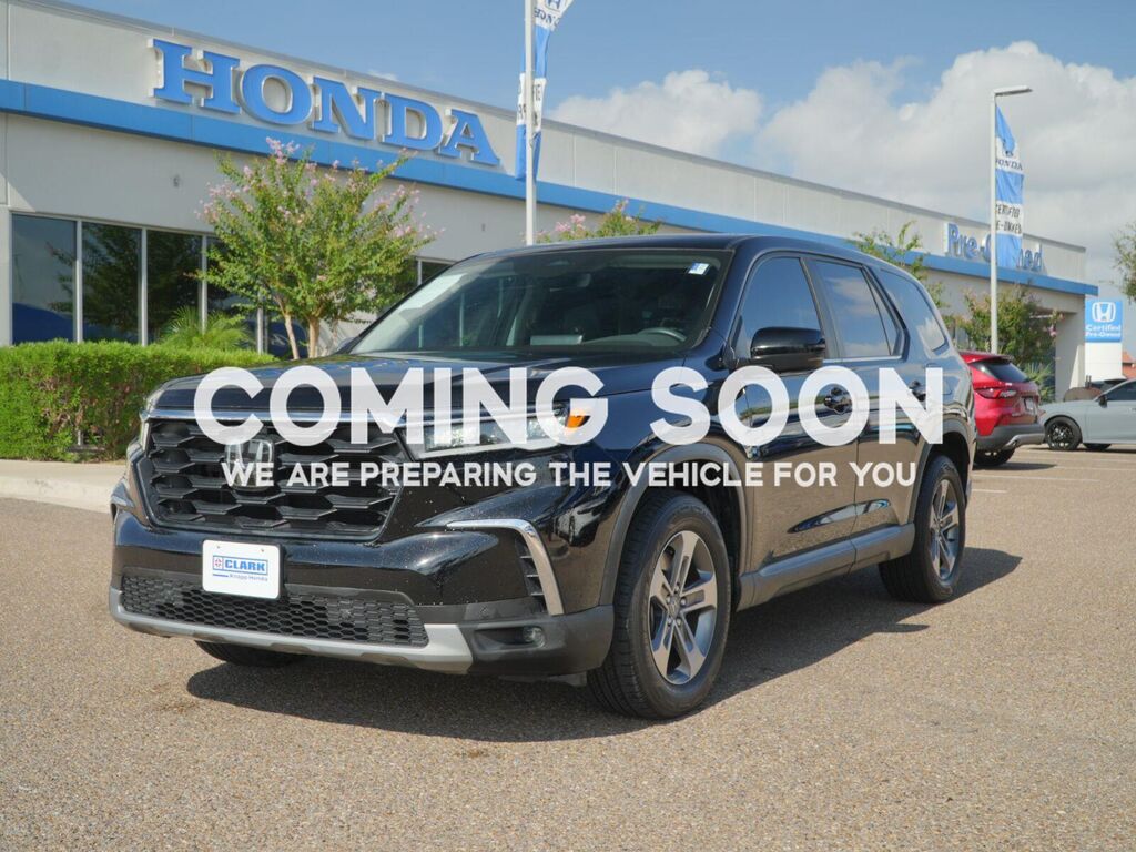 2023 Honda Pilot EX-L w/Rear Captain's Chairs — photo 1 of 26