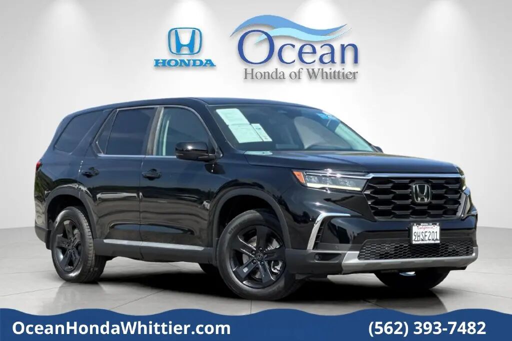 2024 Honda Pilot EX-L w/Rear Captain's Chairs — photo 1 of 13