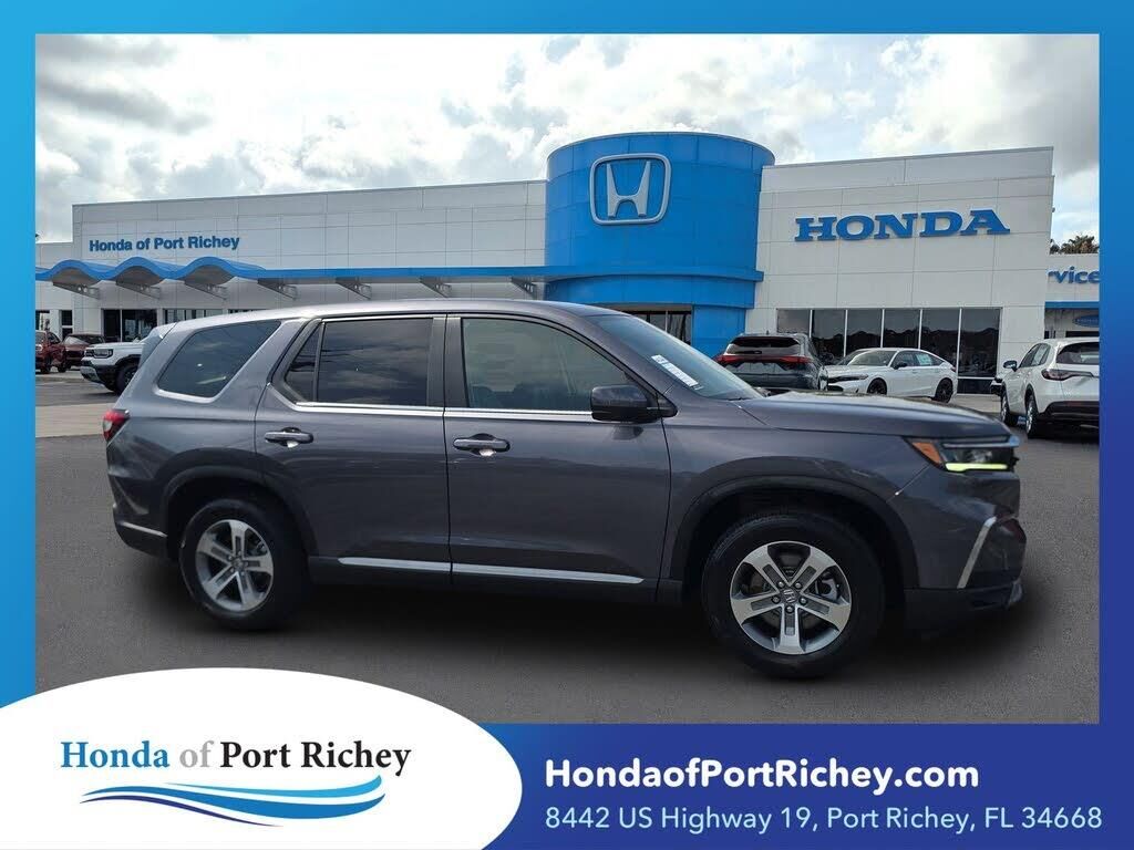 2024 Honda Pilot EX-L w/Rear Captain's Chairs — photo 1 of 1
