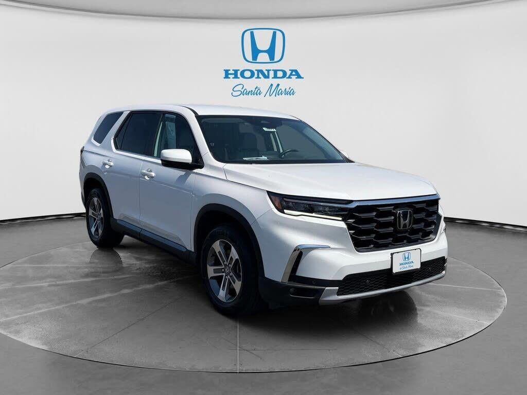 2024 Honda Pilot EX-L w/Rear Captain's Chairs — photo 1 of 2