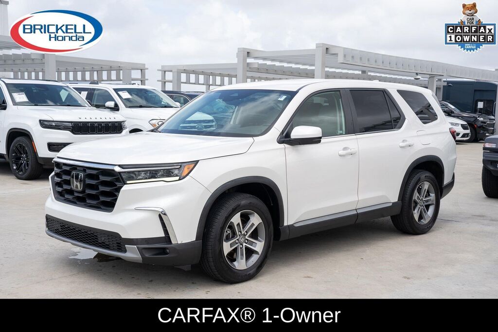 2023 Honda Pilot EX-L w/Rear Captain's Chairs — photo 1 of 7