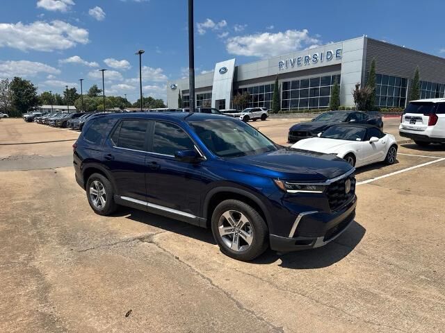 2024 Honda Pilot EX-L w/Rear Captain's Chairs — photo 1 of 11