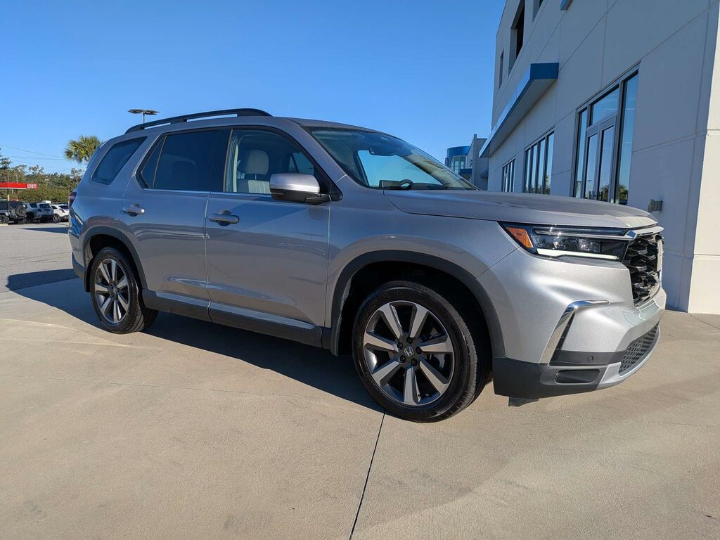 2025 Honda Pilot 2WD Touring — photo 1 of 7