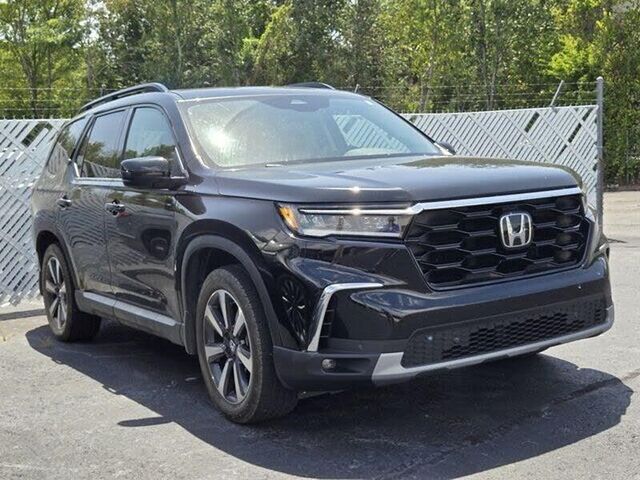2023 Honda Pilot Touring — photo 1 of 1