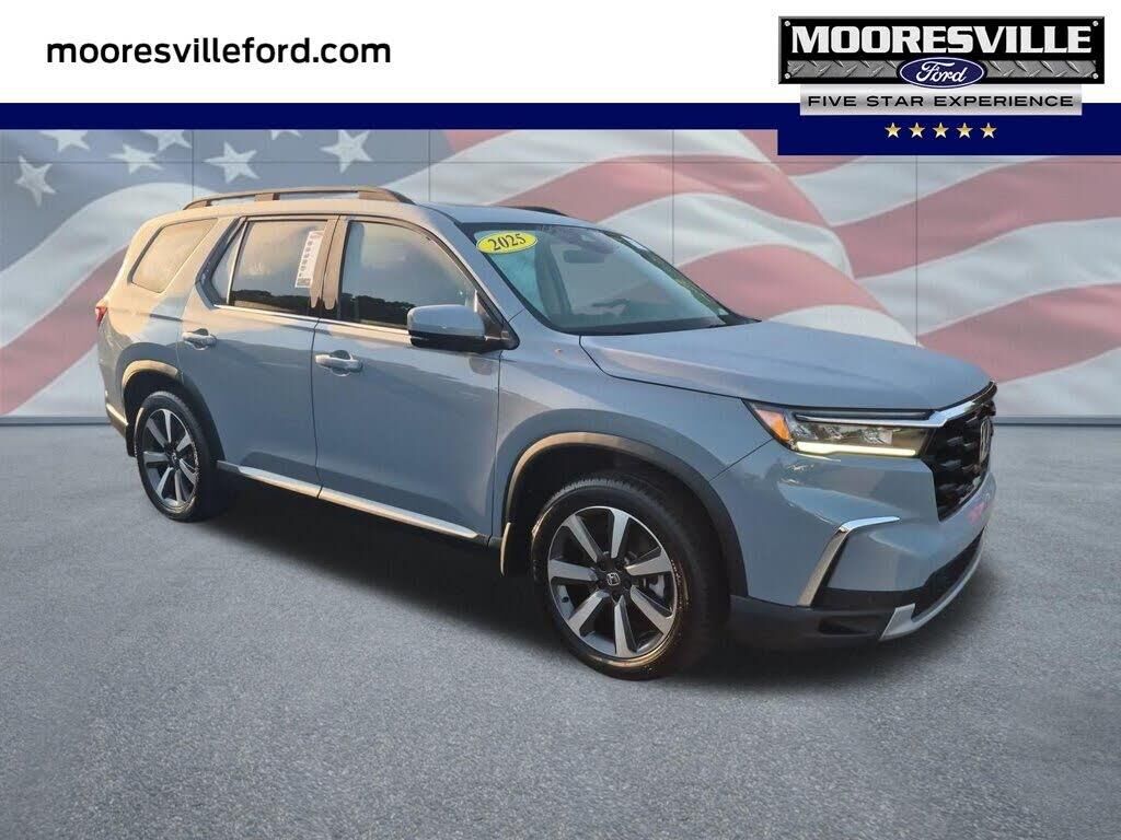 2025 Honda Pilot Touring — photo 1 of 1